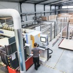 Bild: Automatisiertes Plattenlager und Zuschnittzentrum bei REISS Büromöbel in Bad Liebenwerda: die automatische Maschinendatenrückmeldung und integrierte Verschnittoptimierung von VlexPlus sorgen für minimalen Ressourceneinsatz und zuverlässige Nachkalkulationen