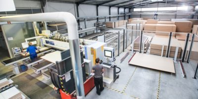Mit einem automatisierten Blechbearbeitungs-Zentrum sowie einem automatisierten Plattenlager mit Zuschnitt-Optimierung erzielt REISS eine überdurchschnittlich hohe Effizienz seiner Wertschöpfungsprozesse.