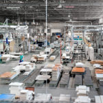 REISS verfügt über modernste CNC-Anlagen für Plattenzuschnitt, Kantenbeschichtung, Bohren, Fräsen oder Dübeln. Dank Datenvernetzung zwischen Konstruktion, Arbeitsvorbereitung und Fertigung bleibt das Unternehmen dabei hoch flexibel.