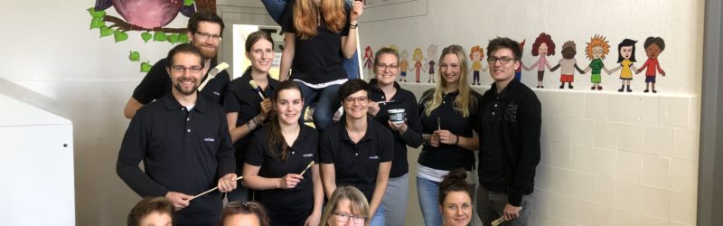 Rund 15 Mitarbeiter der Netzlink Informationstechnik GmbH und das Team der Schulkindbetreuung Broitzem im Einsatz beim Aktionstag „Brücken bauen 2019“.