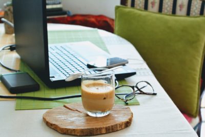 Sicher unterwegs am mobilen Arbeitsplatz (Bild @ Djurdjica Boskovic, unsplash.com)