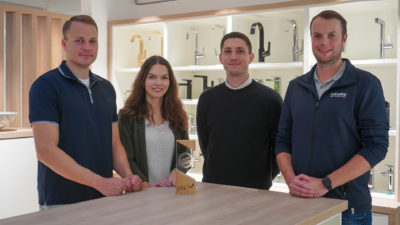 pds erhält Digital+ Partner Auszeichnung von Mainmetall - v.l.n.r.: Alexander Post (Head of Sales, pds); Sarah Tietjen (Head of Marketing pds), Hannes Römisch (Prokurist Digitalisierung Mainmetall), Alexander Hörst (Teamleiter E-Business Mainmetall); Bild: pds GmbH