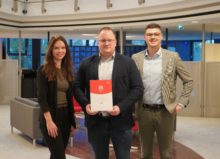 Im Januar durfte pds die Urkunde als Platinpartner von OBETA entgegennehmen. Auf dem Foto (v. l. n. r.): Sarah Tietjen (Head of Marketing, pds), Sascha Schluckebier (E-Commerce, OBETA), Jonah Kröger (Sales Manager, pds). Bild: pds GmbH