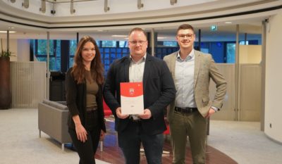 Im Januar durfte pds die Urkunde als Platinpartner von OBETA entgegennehmen. Auf dem Foto (v. l. n. r.): Sarah Tietjen (Head of Marketing, pds), Sascha Schluckebier (E-Commerce, OBETA), Jonah Kröger (Sales Manager, pds). Bild: pds GmbH