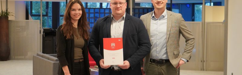 Im Januar durfte pds die Urkunde als Platinpartner von OBETA entgegennehmen. Auf dem Foto (v. l. n. r.): Sarah Tietjen (Head of Marketing, pds), Sascha Schluckebier (E-Commerce, OBETA), Jonah Kröger (Sales Manager, pds). Bild: pds GmbH